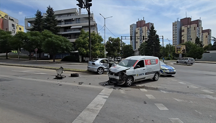 Катастрофа между две коли на кръстовище в Благоевград