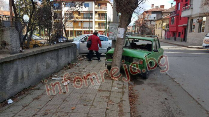 Катастрофираха два автомобила на кръстовище в Кюстендил