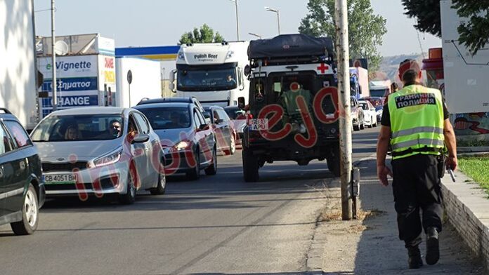 Километрична опашка се изви по пътя за 