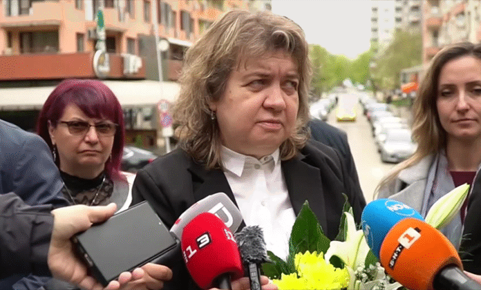 Киселова брани шефа на АПИ: Той не прави сам ремонтите. Те се правят от строителите