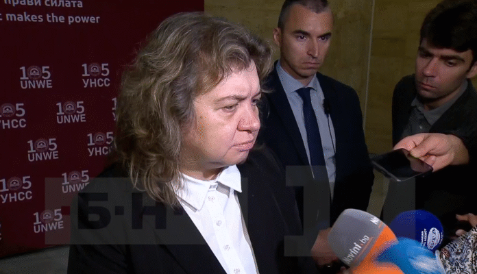 Киселова и Радев си говорили на 9 май сутринта преди предложението за референдума