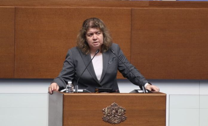 Киселова: Създаватe суматоха и протести сред студентите в интерес на частни университети