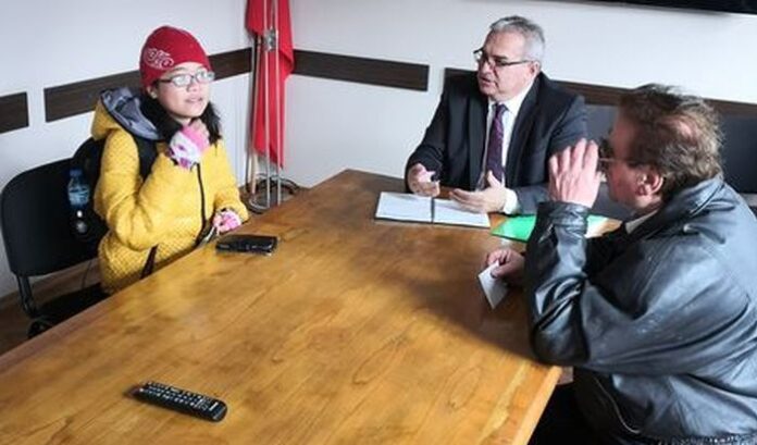 Китайска студентка прави изследване за новосъздадете партии у нас