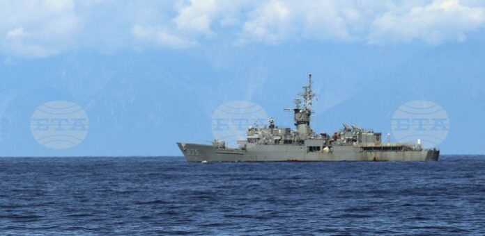 Китайски и тайвански военни кораби - едни срещу други около средата на Тайванския проток