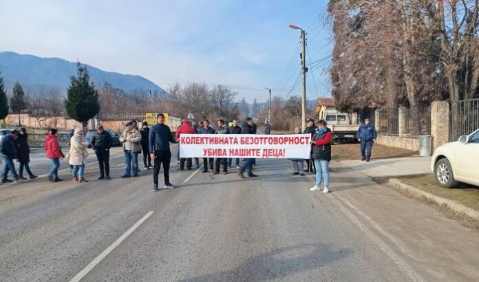 Кюстендилци протестираха в памет на Андреа: Затвориха пътя за Гюешево