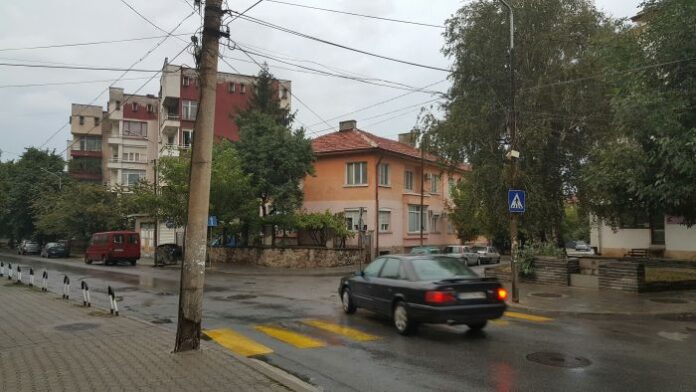 Кюстендилци сигнализират за опасен стълб в центъра на града
