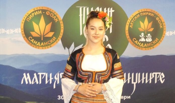 Кюстендилката Симона Петрова с участие в „Детски Пирин Фолк“ Сандански