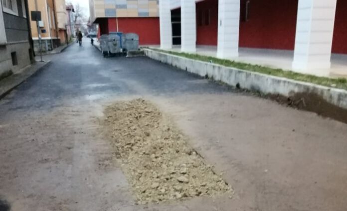 „Кюстендилска вода“ „отвори“ нова дупка до сградата на Театъра