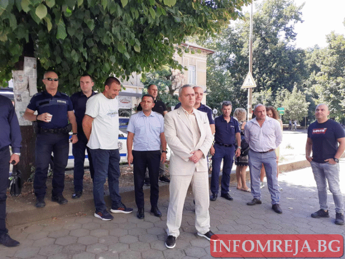 Кюстендилски полицаи в подкрепа на министър Калин Стоянов