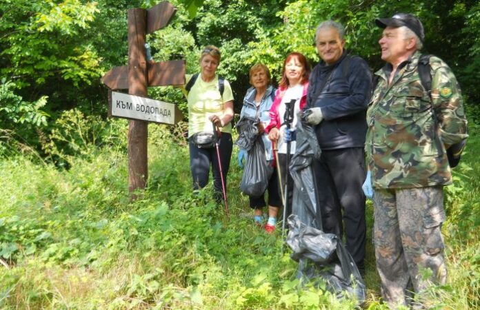 Кюстендилски туристи почистиха водопада Скакавица