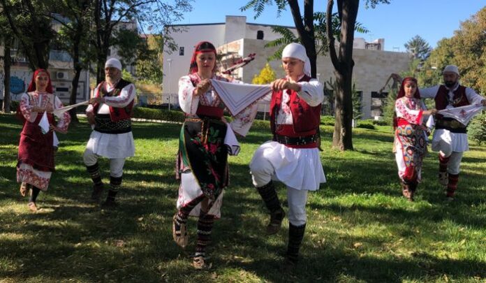 Кюстендилски творци сътвориха есенен празник на фолклора