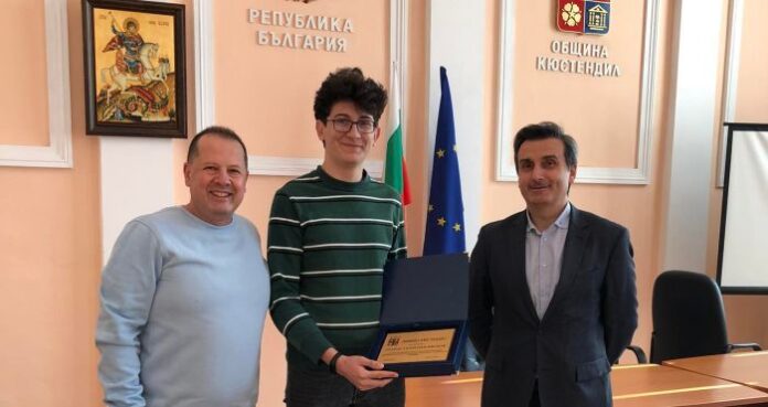 Кюстендилски ученик с почетен плакет от Община Кюстендил