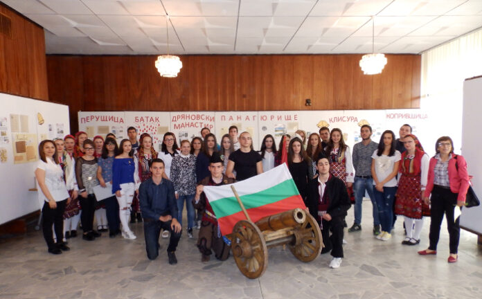 Клуб „Памет“ към СОУ „Братя Каназиреви“ в Разлог почете 140 години от Априлското въстание с изложба „Камбанен звън“.