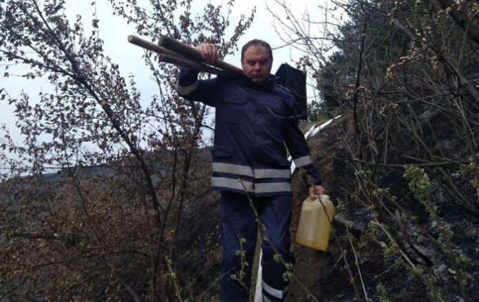 Кмет доброволец заедно с огнеборци спасиха от пожар гората над Дупница