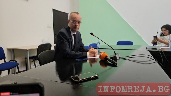 Кмет и общински служители правят забележки на 