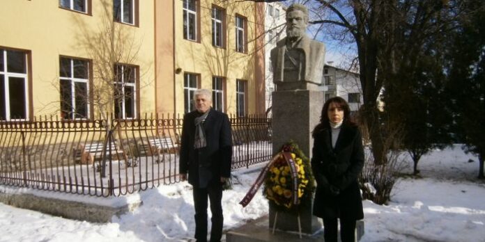 Кмет и ученици почетоха рождението на Христо Ботев