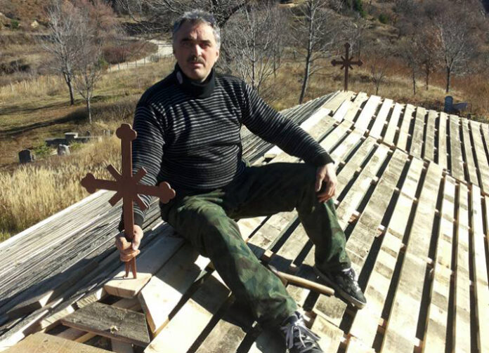 Кметският наместник на Ковачевица Кирил Жуглев поби кръст на новопостроения параклис в Деня на християнското семейство
