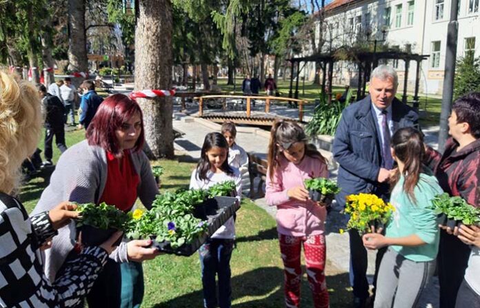 Кметът Герчев заедно с ученици от Разлог засадиха цветя