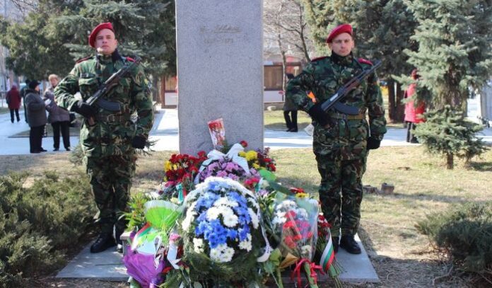 Кметът и децата на Благоевград се преклониха пред паметта на Апостола