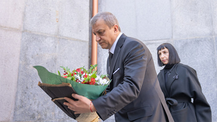 Кметът Илко Стоянов сведе глава пред мемориала на Делчевия род в Благоевград