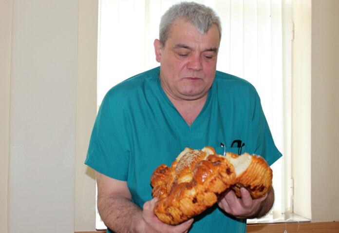Кметът Камбитов дари хладилник на родилното отделение за Бабинден