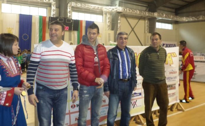 Кметът Камбитов и двама национали наградиха прохождащи футболисти