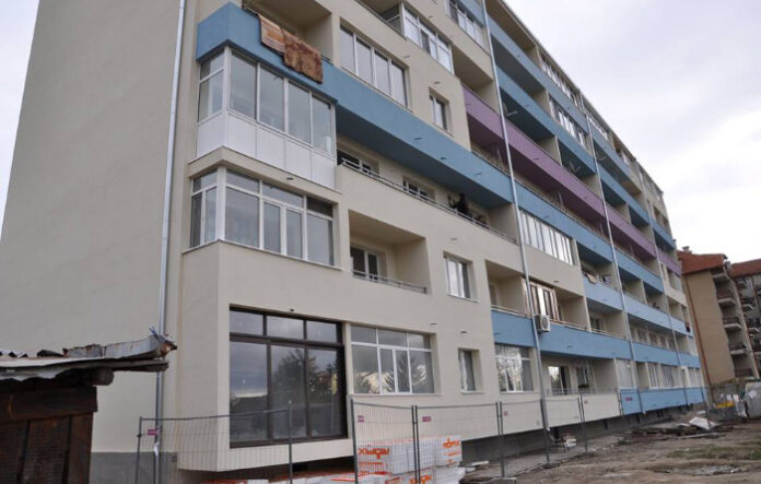 Кметът Красимир Герчев подписа три договора за саниране на 14 блока в Разлог