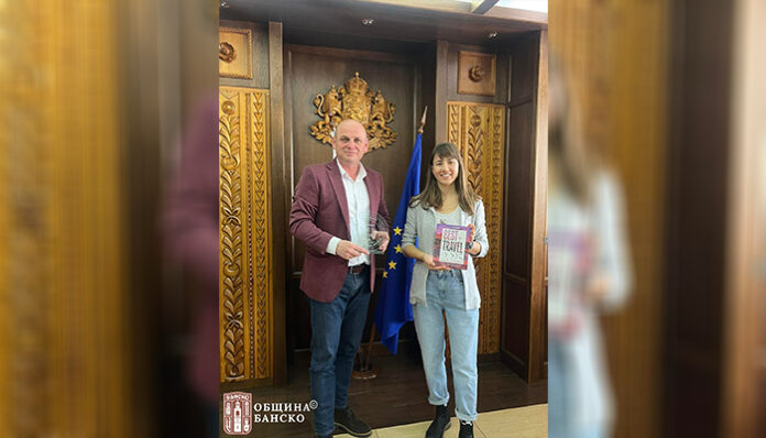 Кметът на Банско получи ценна книга със статия