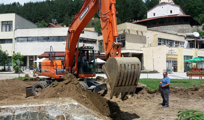 Кметът на Белица се включи в ремонта на центъра... с багер