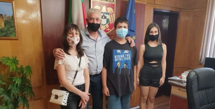 Кметът на Дупница награди деца с изявени дарби