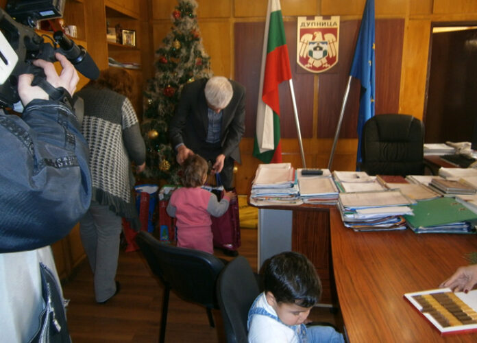 Кметът на Дупница се преобрази в Дядо Коледа за деца без родители