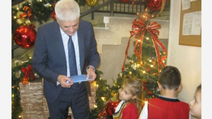 Кметът на Дупница става Дядо Коледа за децата