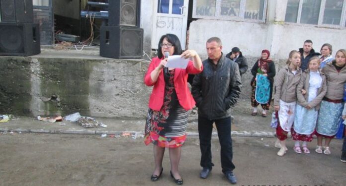 Кметът на Гърмен Минка Капитанова с цветя и музика поздрави абитуриенти и учители за 24 май