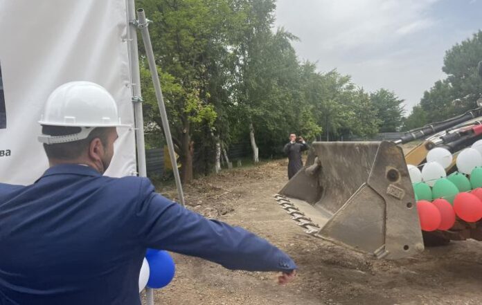 Кметът на Кюстендил направи символична първа копка на Младежкия център
