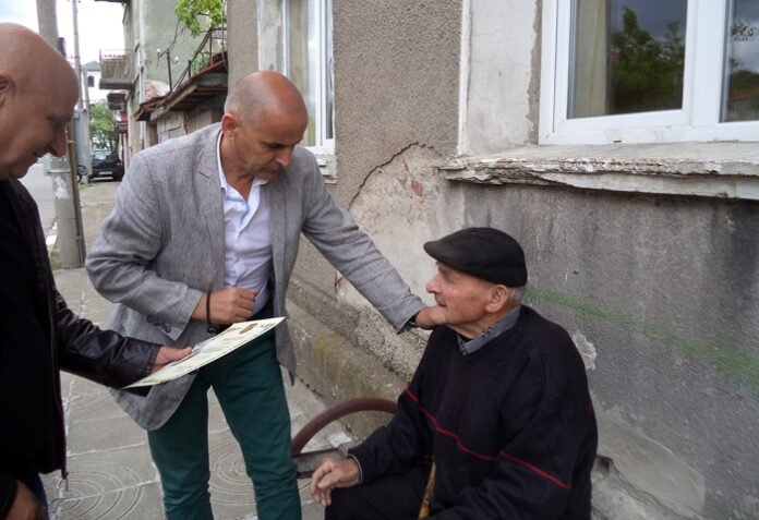 Кметът на Кочериново връчи юбилейни медали на ветерани от общината