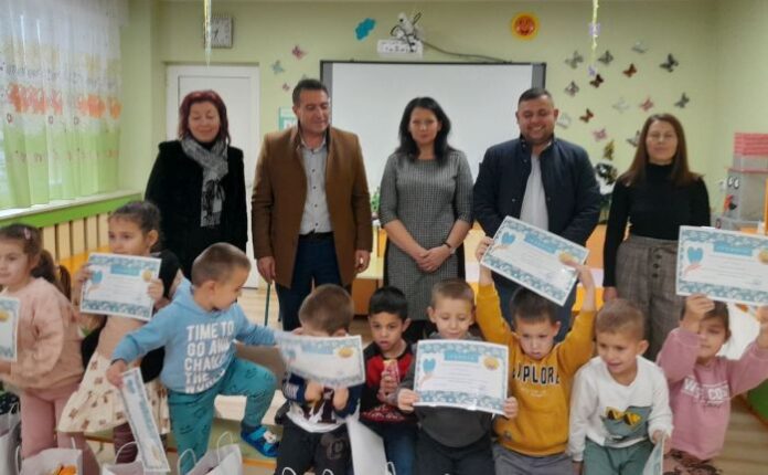 Кметът на община Гърмен зарадва децата в село Дебрен