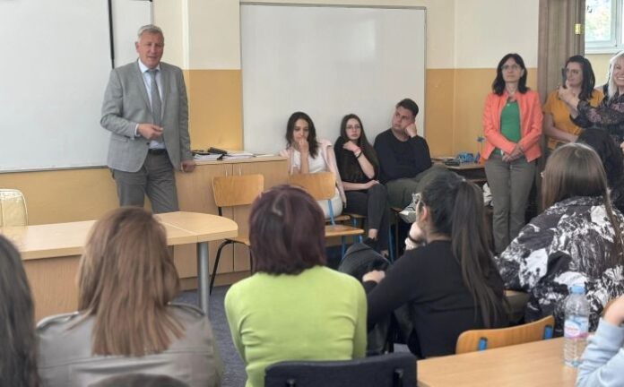Кметът на Разлог на „ти“ с учениците от ПГ „Никола Стойчев“