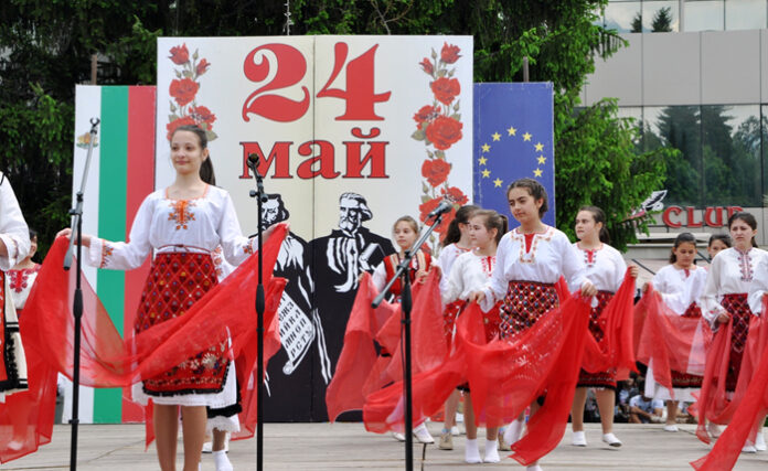 Кметът на Разлог награди 13 изявени ученици за 24 май