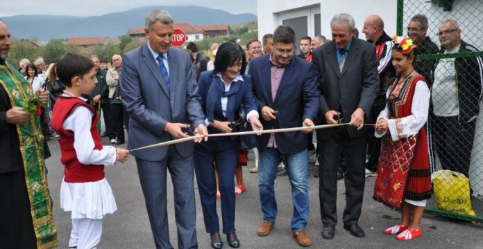 Кметът на Разлог преряза лентата на новия стадион в Годлево