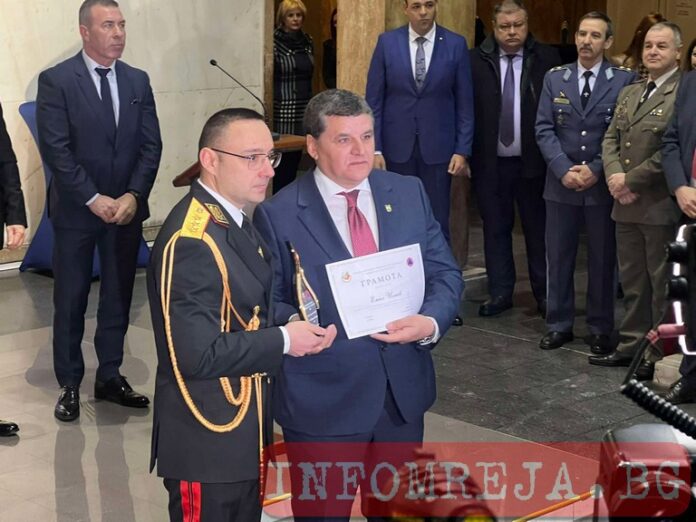 Кметът на Струмяни получи приз след пожарите в Малешево през 2024