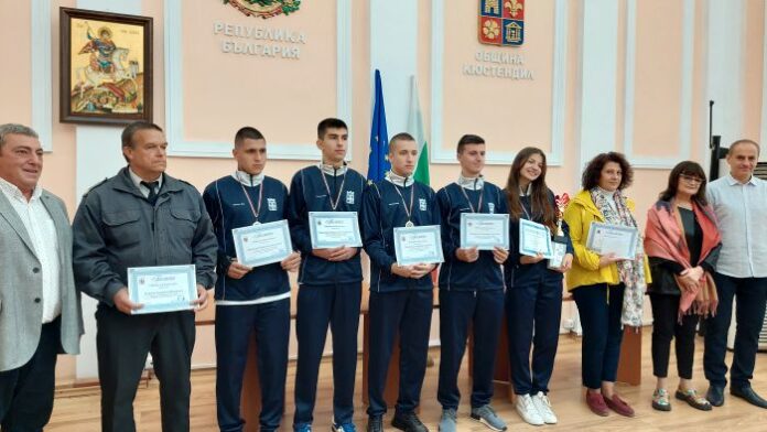 Кметът Петър Паунов и Иван Андонов наградиха отбора с доброволци на ЕГ - Кюстендил
