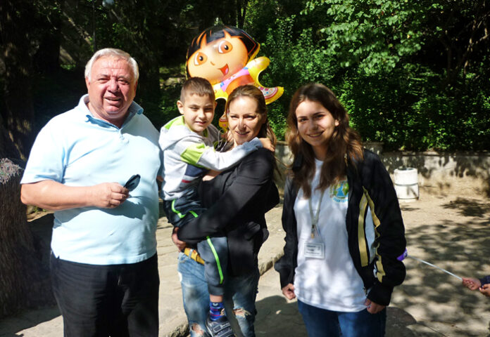 Кметът Тотев и ученици от ЗПГ „Климент Тимирязев” в подкрепа на Хриси от Русе
