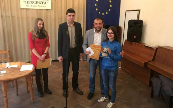 Кметът Владимир Москов и кандидат-депутатът Богдан Боцев връчиха наградите в поетичния конкурс 