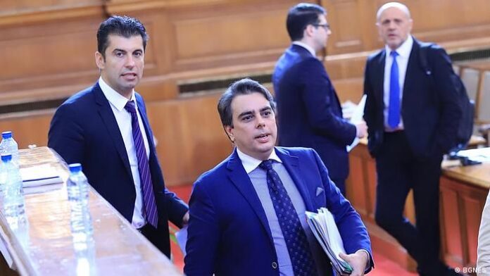 Кой ще бъде мандатоносител на Петков и Василев?