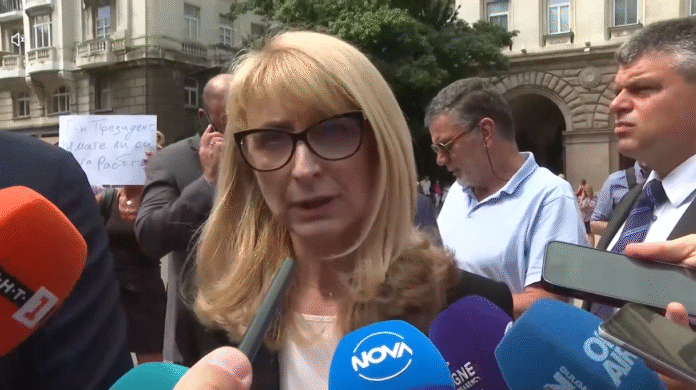 Кожарева е притискана политически да не избира Стоянов