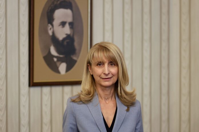Кожарева: Започвам разговори със сегашните министри