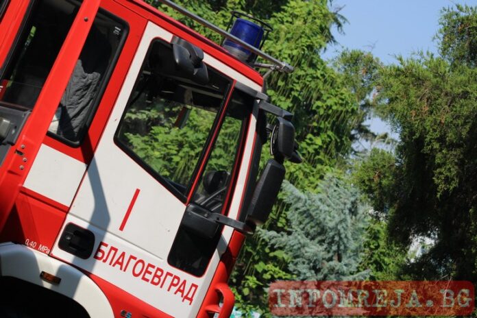 Кола горя в Благоевград