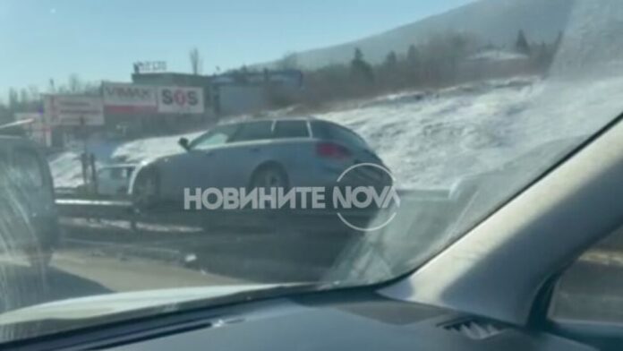 Кола „кацна” върху мантинелата на Околовръстното в София