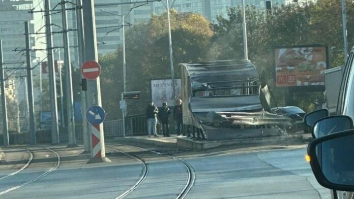 Кола мина през спирка в София