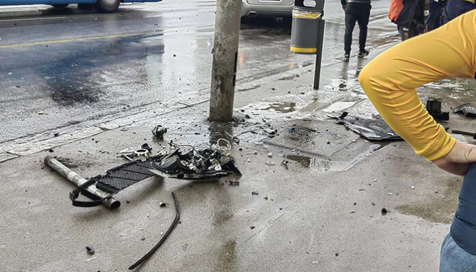 Кола се е забила в стълб в близост до спирка в София